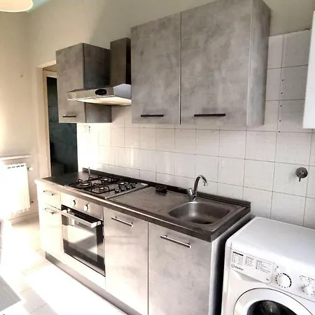 Hostel Shared In San Donato , 1