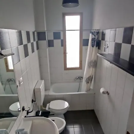 Shared In San Donato , 1 Auberge de jeunesse *